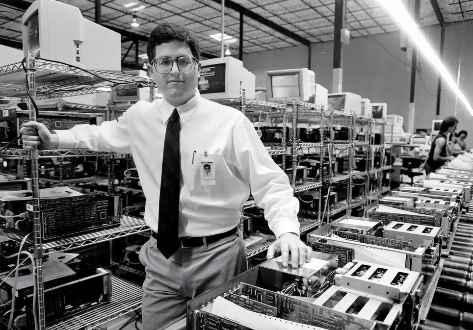 En 1984, Michael Dell creó la compañía que lleva su nombre, con solo mil dólares, en su habitación de la Universidad de Texas, en Austin, para vender ordenadores personalizados directamente a los clientes.
