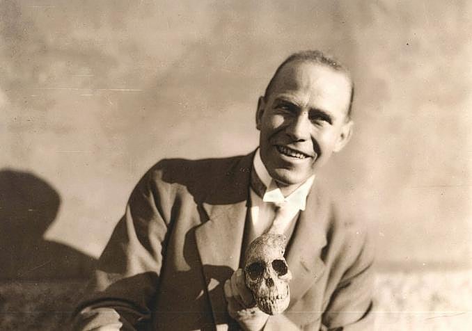 Raymond Dart con el cráneo del Australopithecus africanus hallado en 1924 en Sudáfrica y conocido como el Niño de Taung.