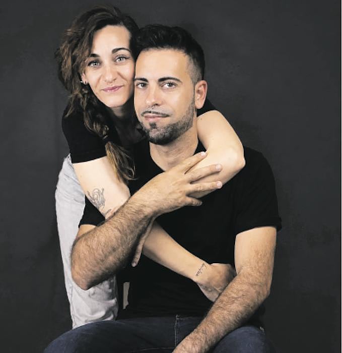 Ana y Daniel, hermanos catalanes, son pareja desde hace más de 12 años y tienen dos hijos.