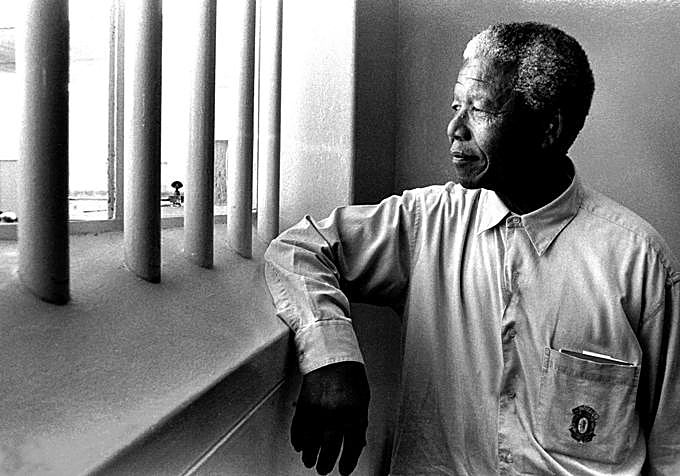 En 1994, Mandela volvió, ya como un hombre libre, a la antigua prisión de Robben Island, donde pasó 18 de los 27 años que estuvo encerrado. Jürgen Schadeberg captó la imagen más icónica del líder sudafricano de regreso a su diminuta celda de 2 por 2 metros.