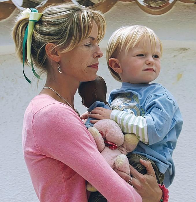 Kate McCann con su hijo Sean, que tenía dos años cuando su hermana desapareció.