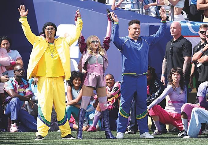 Con los exfutbolistas Ronaldinho y Ronaldo en la final del último campeonato mundial de fútbol.