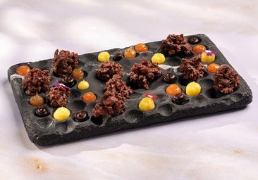 Rocas crujientes de chocolate con frutas escarchadas