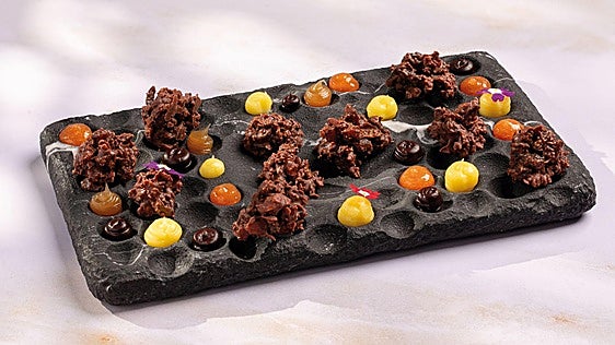 Rocas crujientes de chocolate con frutas escarchadas