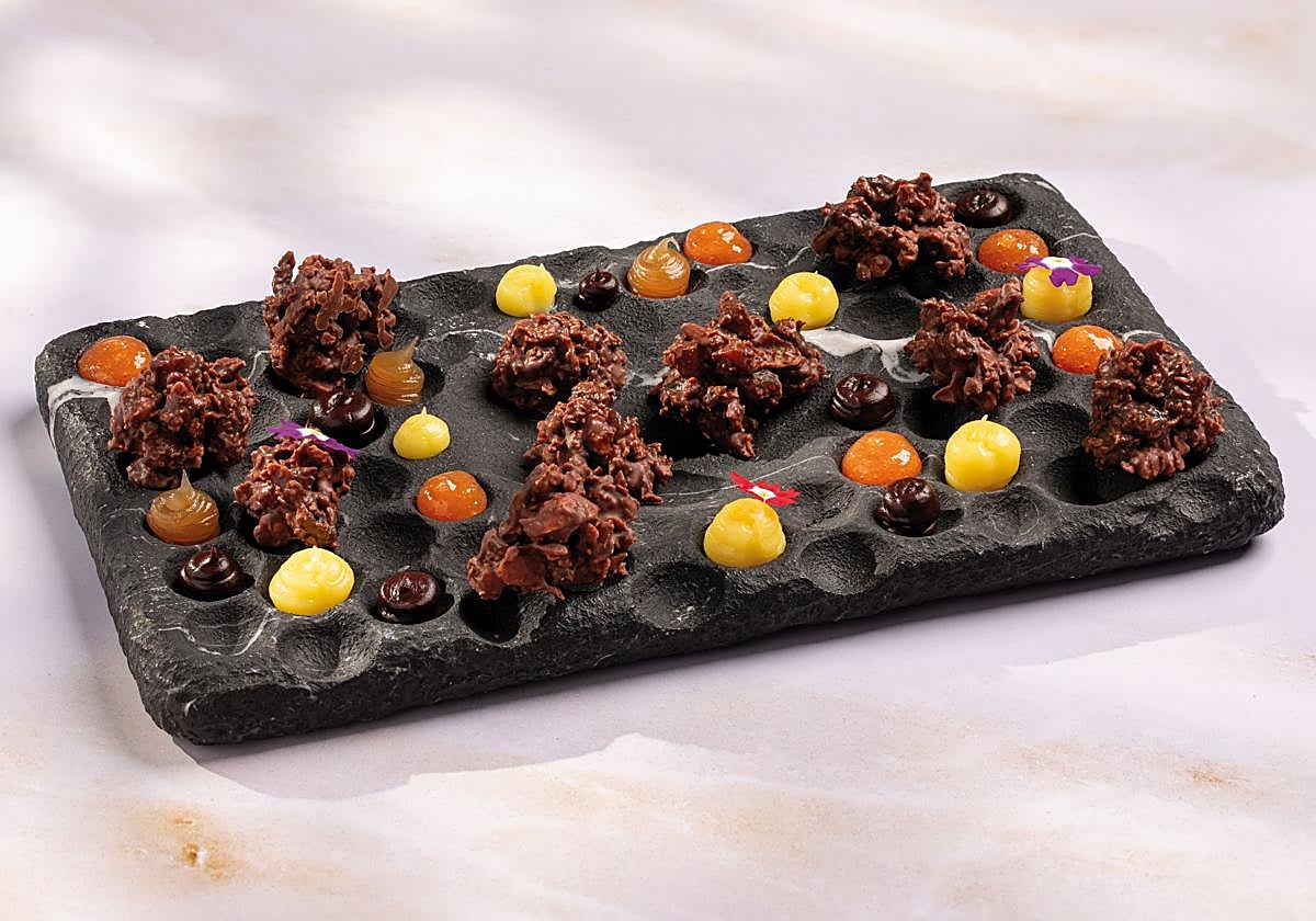 Rocas crujientes de chocolate con frutas escarchadas