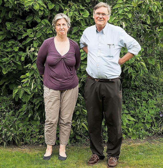 Tim Hunt se casó en 1995 con la inmunóloga británica Mary Collins (en la foto), con la que tiene dos hijas. Se conocieron en un laboratorio, y ese detalle explica el lío que estuvo a punto de sepultar su carrera. En 2015, en un almuerzo con periodistas en Corea del Sur, soltó un chascarrillo sobre «el problema de tener chicas en el laboratorio»: que uno se enamora de ellas, ellas se enamoran de uno y, cuando las criticas, lloran. Lo decía de sí mismo, pero la broma dio la vuelta al mundo y se leyó como una salida machista. Desde el biólogo Richard Dawkins hasta el físico Brian Cox lo defendieron y calificaron la reacción de desproporcionada. La propia Collins reconoció que lo que dijo su marido fue «una estupidez». Hunt se marchó con ella una temporada a Okinawa (Japón), donde Collins dirigió un prestigioso instituto de ciencia.