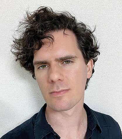 Kyle McDonald, artista y activista multimedia que trabaja con código y tecnología.