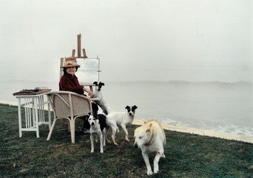Foto inédita de Carmen Laffón,retratada en 2015, junto a sus perros y su caballete, en su casa de Sanlúcar de Barrameda (Cádiz).