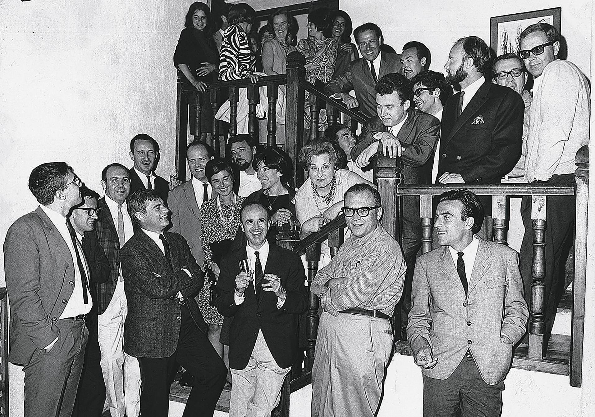 Bajo estas líneas, la histórica inauguración del Museo de Arte Abstracto de Cuenca, el 1 de julio de 1966, donde, además de Carmen Laffón, está la galerista Juana Mordó, clave en la trayectoria de la artista, y miembros del grupo El Paso como Millares, Saura, Canogar y Zóbel.