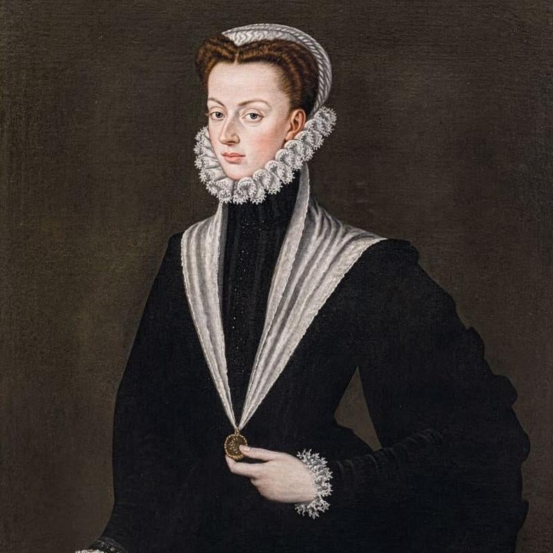 Juana de Austria retratada como viuda, con saya negra y acariciando un camafeo con la imagen de su padre, Carlos V. La obra forma parte de la colección de las Descalzas Reales.