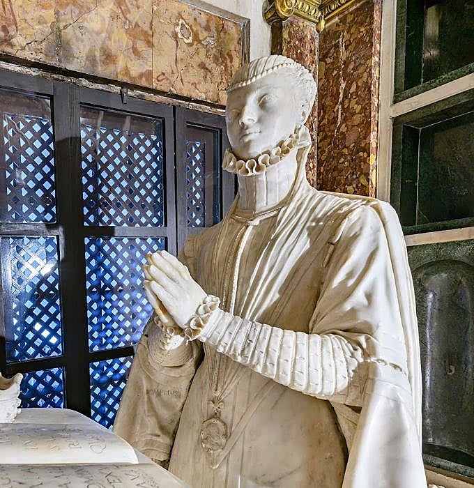 Escultura de Juana orante en su capilla funeraria.