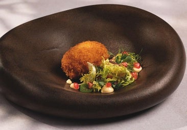 Pollo 'cordon bleu' con escarola y granadas