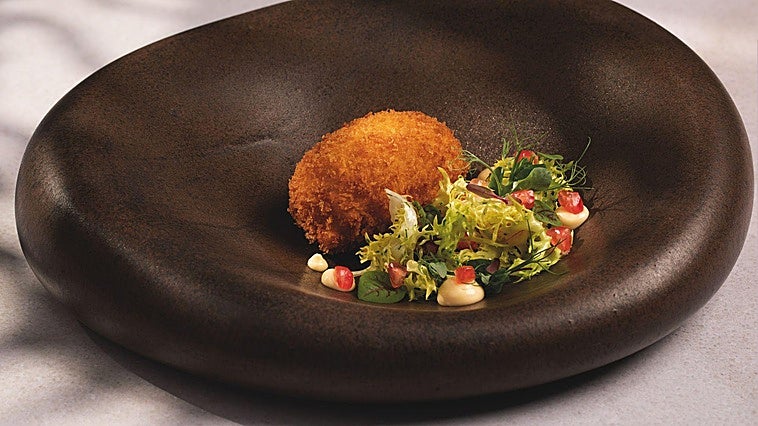 Pollo 'cordon bleu' con escarola y granadas