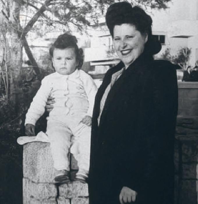 Geller afirma que su madre, Margaret (en la foto, con él), era pariente lejana del psicoanalista Sigmund Freud, lo que, según su progenitora, contribuía a las supuestas facultades psíquicas de Uri. «Siempre tuve la sensación de que no era como los demás niños», decía Margaret.