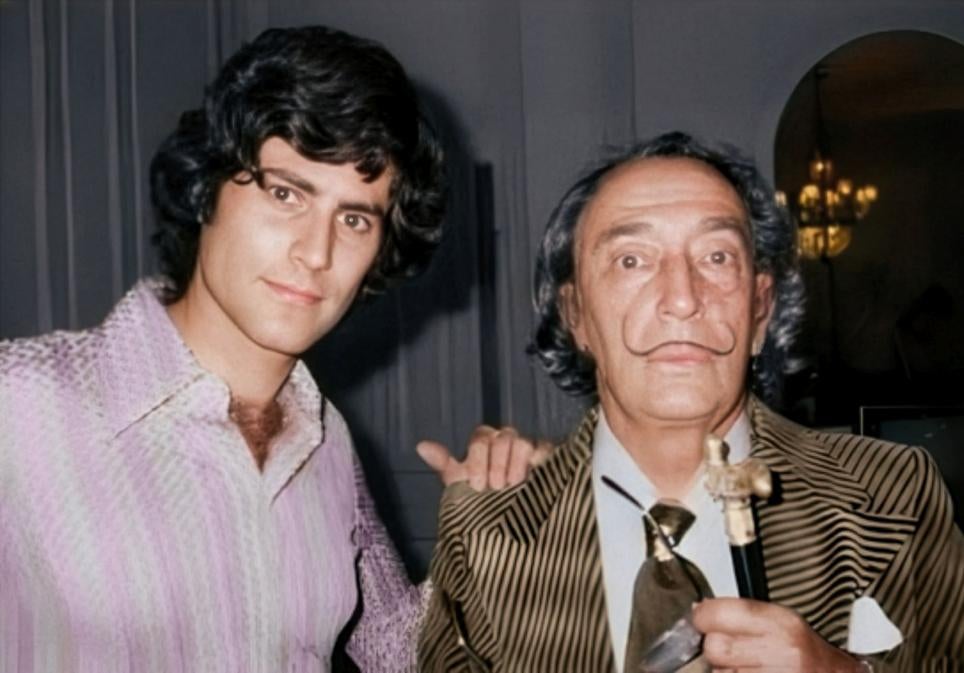 Tras el extraordinario éxito televisivo de Geller en España, Dalí quiso conocerlo. Se encon-traron en un hotel de Barcelona y se mantuvieron en contacto. El artista catalán aseguraba sentirse «fascinado».
