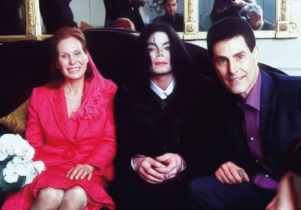Con Michael Jackson mantuvo una gran amistad. El cantante fue su padrino en la renovación de los votos matrimoniales en 2001 (en la foto, con su mujer, Hanna). Jackson llegó dos horas tarde a la ceremonia.