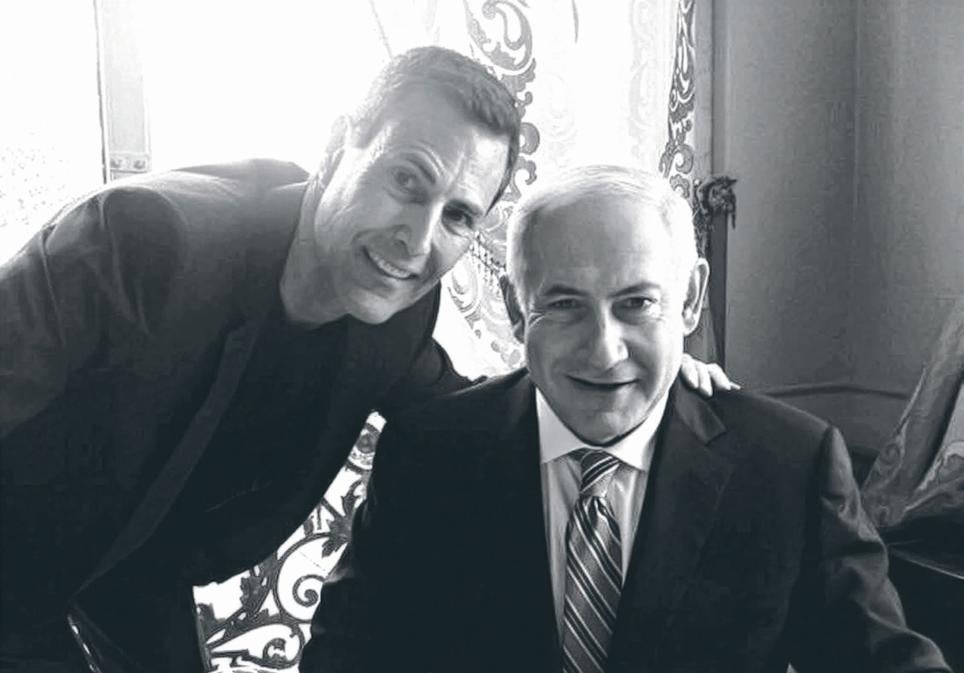 Con Netanyahu tiene un contacto cercano. «Me impresionó muchísimo», dijo el primer ministro israelí tras verlo actuar la primera vez: «Nos vimos una y otra vez, y cada vez me asombraba más. No tengo ni la más remota idea de cómo lo hace».