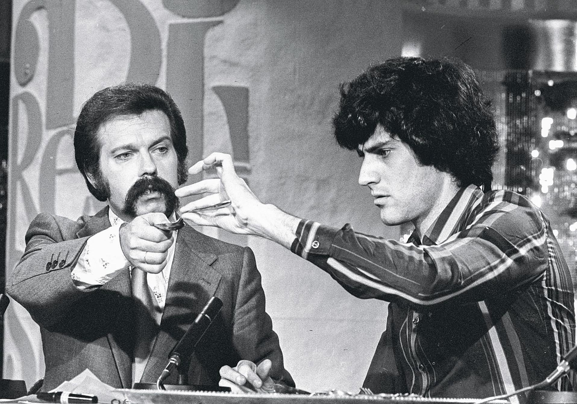Uri Geller salió en el programa Directísimo, de José María Íñigo, el 6 de septiembre de 1975. Su intervención colapsó las líneas telefónicas de TVE y desató la histeria colectiva: millones de espectadores aseguraban que los cubiertos de sus casas se habían doblado solos frente al televisor.