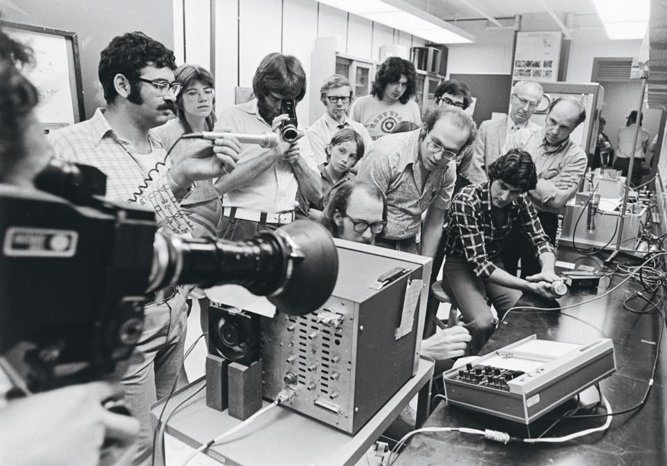 Un equipo de físicos pone a prueba las capacidades paranormales de Uri Geller durante una visita a la Universidad Estatal de Kent, en Ohio (Estados Unidos), en mayo de 1975. Algunos de ellos validaron sus habilidades por 'inexplicables'.