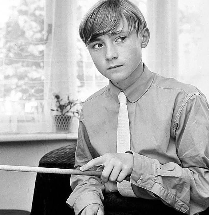 Collins descubrió su vocación cuando sus padres le regalaron una pequeña batería de juguete en Navidad, instrumento que tocó toda su vida, desde los 5 años hasta que sus problemas de salud le obligaron a dejar las baquetas.