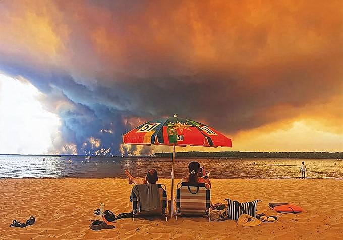 Playa del lago Lacanau, a unos 45 kilómetros de Burdeos, durante los recientes incendios en Francia.