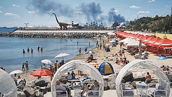 Vacaciones entre drones e incendios. Así es la realidad más surrealista