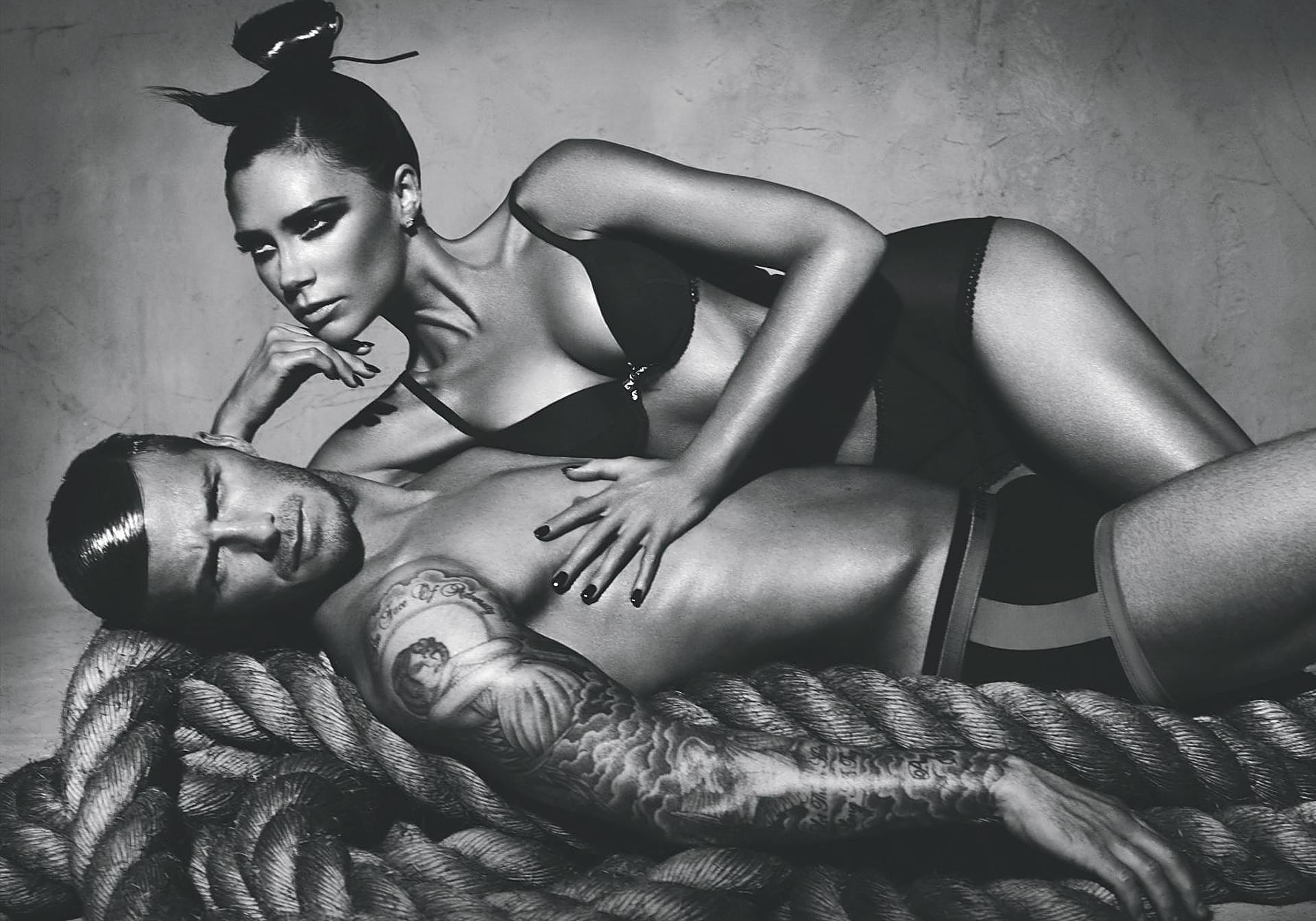 En 2009, David y Victoria explotaron al máximo su icónica imagen en una campaña publicitaria de Emporio Armani Underwear, por la que recibieron34 millones de euros. En esa época, Victoria ya había iniciado su carrera como diseñadora tras irse de Madrid, donde —cuenta ella en un programa de Netflix— pasaron una crisis matrimonial.