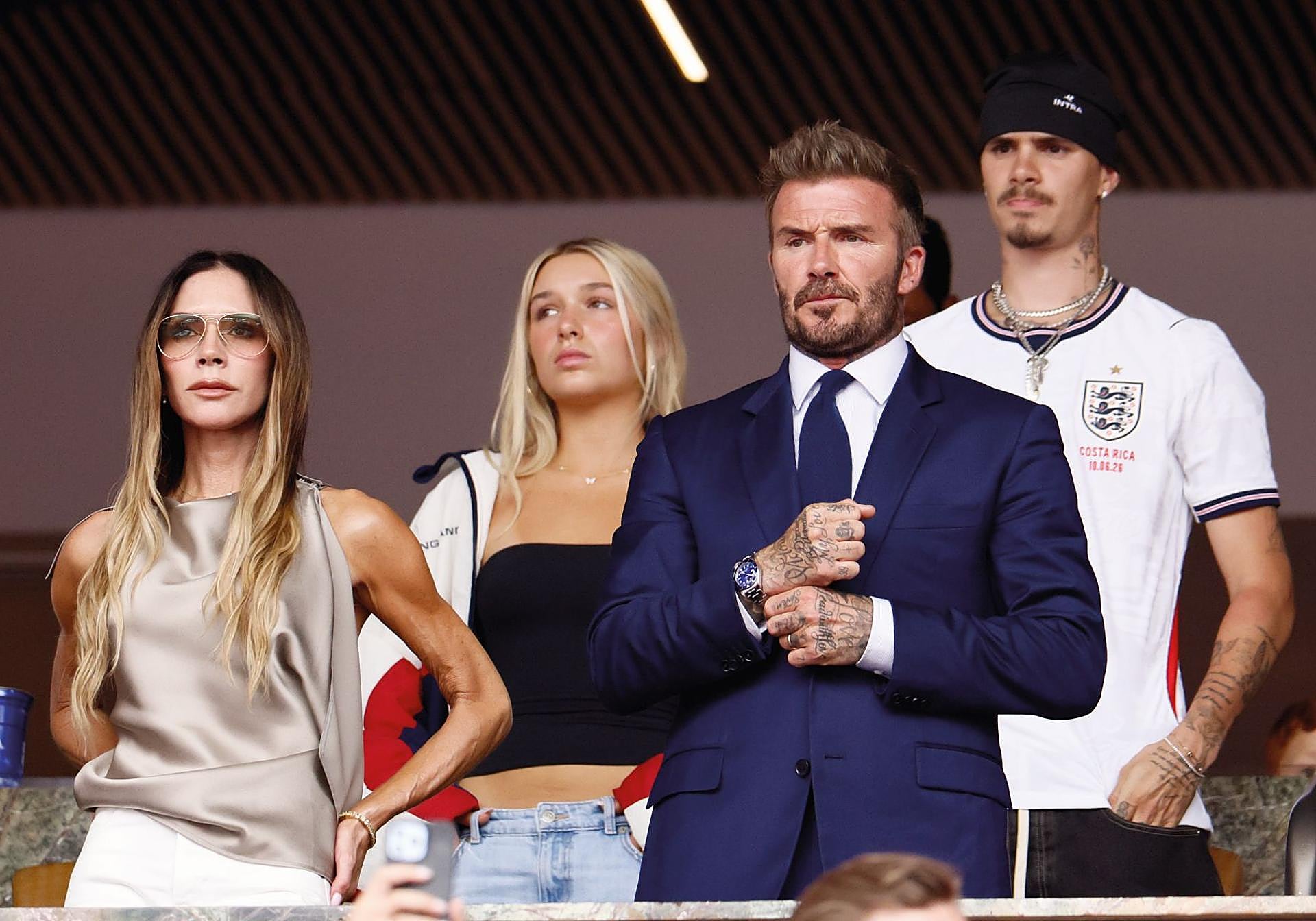 David (51 años) y Victoria (52) con dos de sus hijos, Romeo y Harper, en el palco durante uno de los partidos del Mundial. Romeo siguió los pasos de su padre en categorías inferiores, pero ha cambiado el fútbol por la moda. Harper, que acaba de cumplir 15 años, va a lanzar su propia marca de belleza, que llevará su nombre, basada en la cosmética coreana.