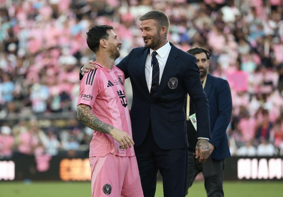 David Beckham ha confesado que se le saltaron las lágrimas cuando supo que finalmente Messi aceptaba la oferta del Inter de Miami, el equipo del que es copropietario. Su fichaje en 2023 supuso un impulso de popularidad para este deporte en Estados Unidos. Messi es parco en palabras, pero asegura que Beckham es «una persona maravillosa».