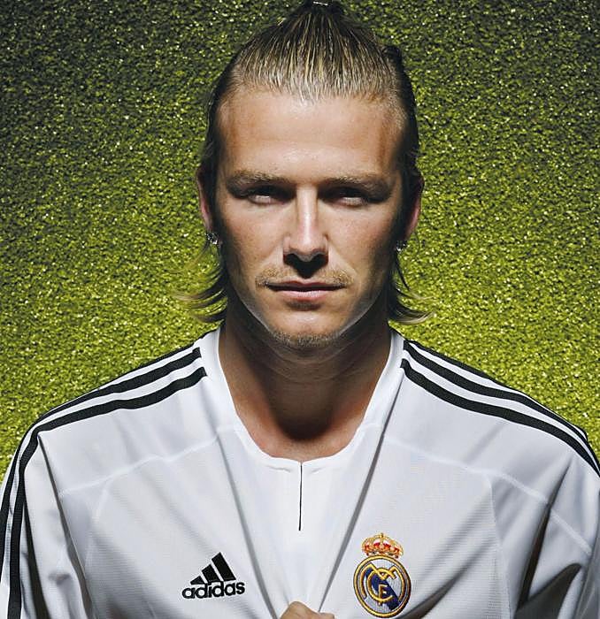 Beckham llegó al Real Madrid en julio de 2003. Fue icono máximo de aquel Madrid de los llamados Galácticos en el que compartió equipo con Figo, Ronaldo Nazario, Zidane, Roberto Carlos, Raúl, Casillas, Sergio Ramos, Michael Owen... Ganó sólo una Liga y una Supercopa. En 159 partidos, marcó 20 goles.