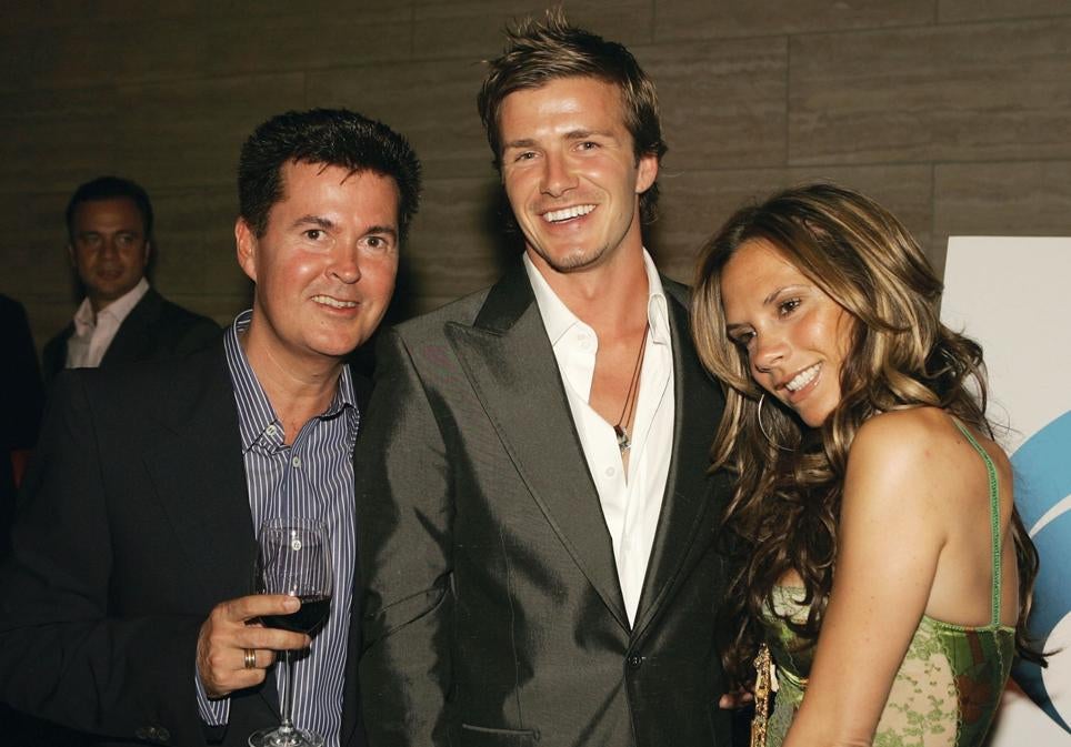 Simon Fuller fue mánager de Beckham desde su llegada al Real Madrid, en julio de 2003. Fue él quien diseñó la hoja de ruta de su desembarco cuatro años más tarde en Estados Unidos. Antes, Fuller había sido representante de las Spice Girls (fue él quien presentó a David y Victoria). En 2019, Beckham separó su destino del de Fuller, que es también el creador del concurso de talentos Idols, con franquicias en medio mundo.