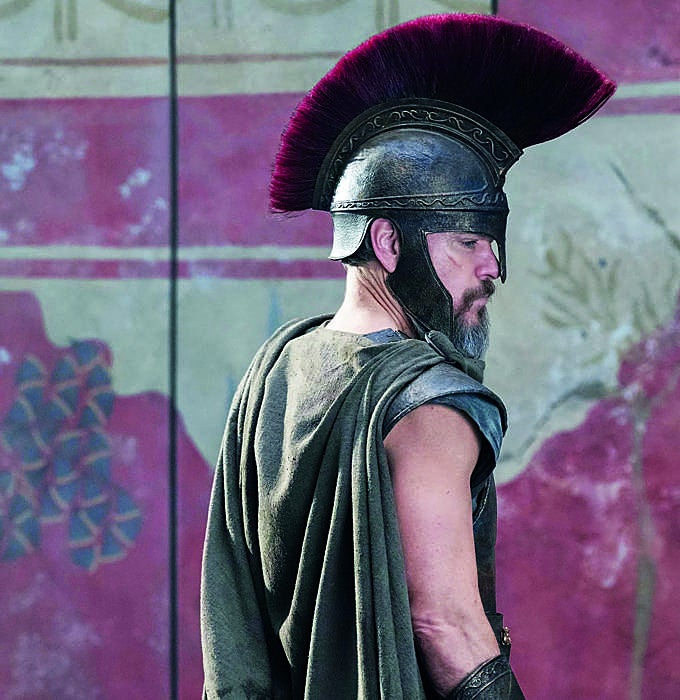 Matt Damon con el casco que luce en la película y que evoca al imperio romano,