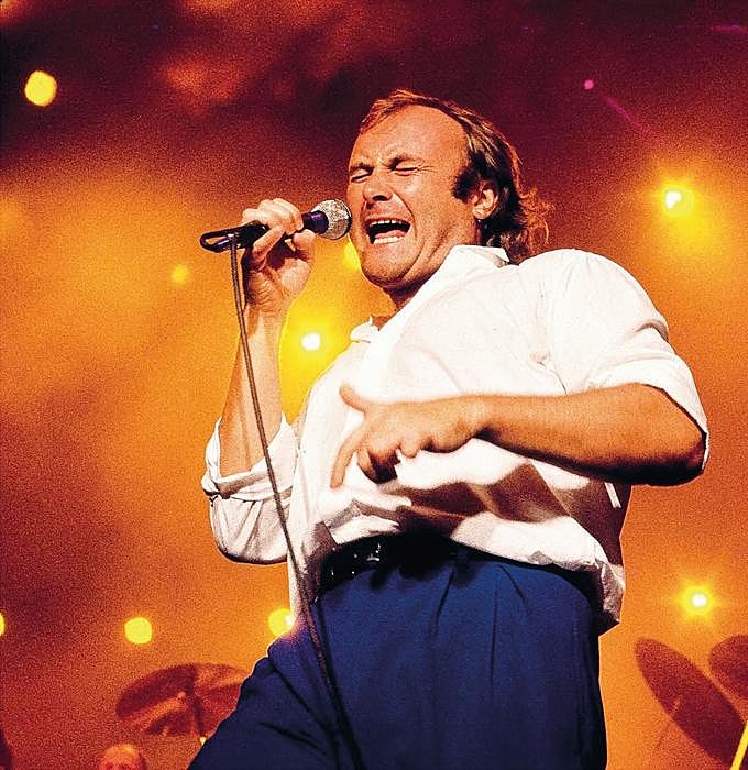 El cantante, baterista y compositor inglés en los años 80, en la cima de su carrera. Pertenece al exclusivo club de los 200 millones. es uno de los tres únicos artistas en el mundo (junto con Paul McCartney y Michael Jackson) que ha vendido más de 100 millones de discos como solista y otros 100 millones con una banda, Genesis.