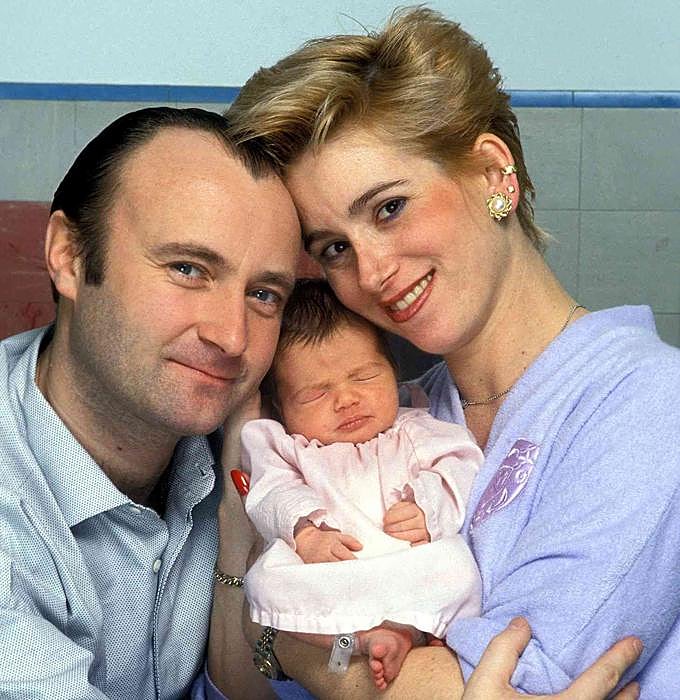 Collins con Jill Tavelman, su segunda esposa, y con Lily, la hija que tuvieron en 1989, recién nacida y hoy actriz (protagonizó 'Emily en París') con la que el músico ha recuperado el contacto cercano.