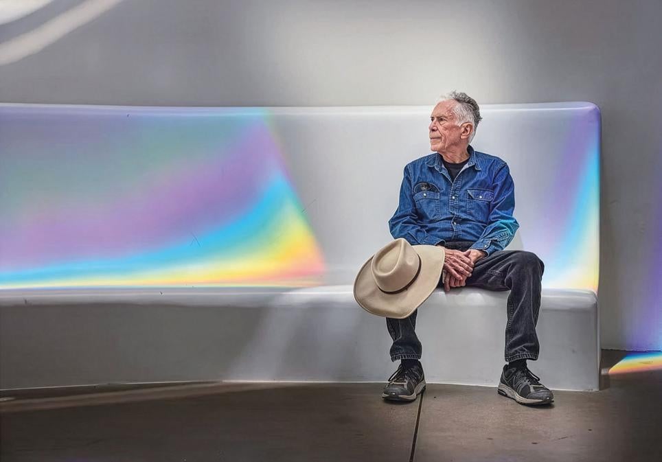 Charles Ross, de 88 años, dentro de su obra, la pirámide. Eje Estelar.