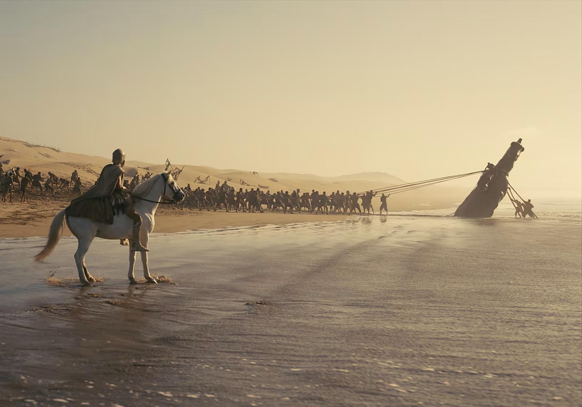 En la película de Nolan, el caballo no está delante de las puertas de Troya, sino medio enterrado en una playa. Los troyanos tienen que desenterrarlo y arrastrarlo tierra adentro. Homero no cuenta nada de esto. La imagen es del director, que lleva veinte años rumiándola: «Mi inspiración fue la Estatua de la Libertad al final de El planeta de los simios», ha explicado.