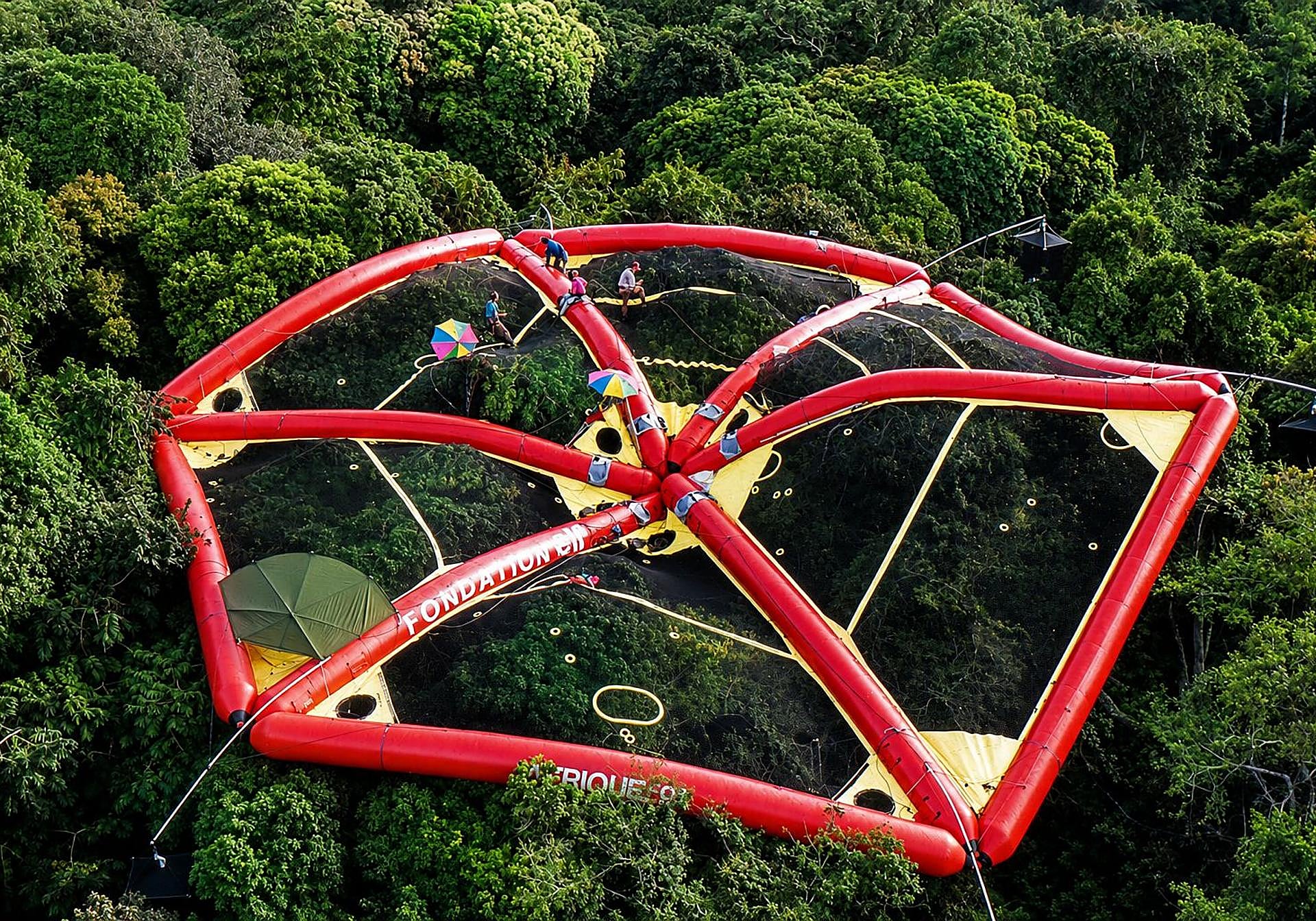 Para llegar al dosel arbóreo, el equipo científico utiliza un dirigible con una balsa hinchable de 18 metros.