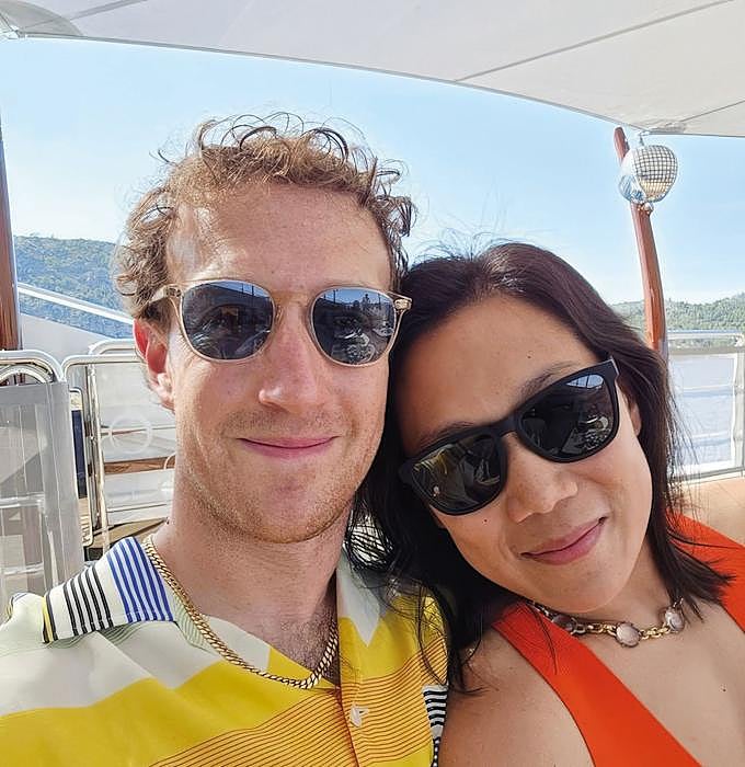 Entre quienes han hablado maravillas de la doctora Greenwald se encuentran Priscilla Chan, esposa de Mark Zuckerberg (en la foto), y Sheryl Sandberg, exejecutiva de Meta. La ginecóloga defiende que el orgasmo es una garantía de salud para las mujeres y alarga la vida. Su lema es: «La salud sexual es salud».