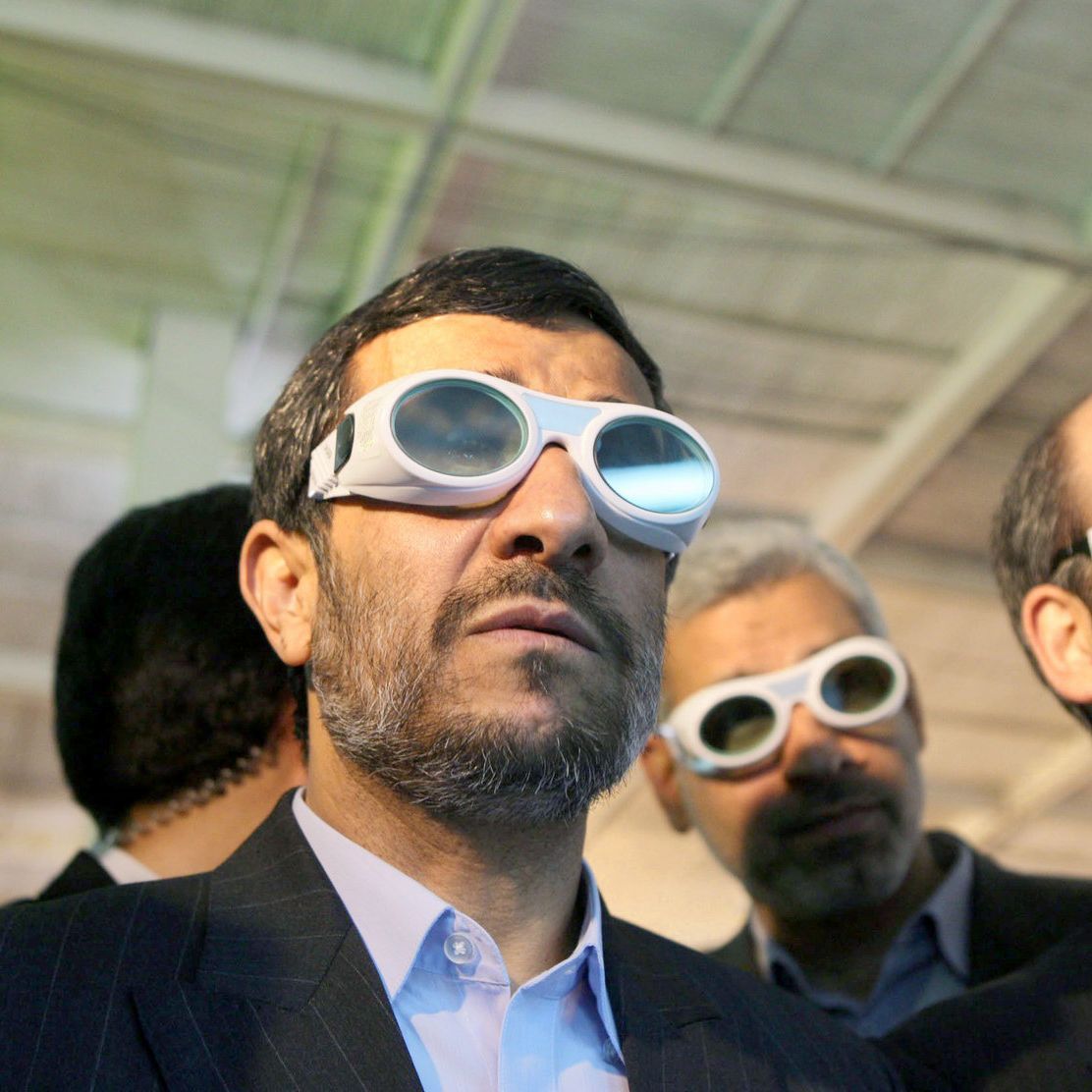 Ahmadineyad, en 2010, cuando era presidente de Irán, con unas gafas de protección en una exhibición de desarrollo láser. En ese momento, había ordenado la producción de uranio enriquecido. Ahora, es considerado por Israel como un posible aliado, ante un cambio de régimen.