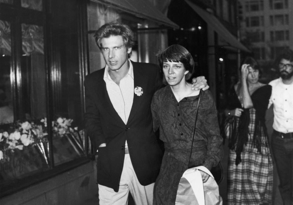 El matrimonio formado por Harrison Ford y Mary Marquard en 1977. Se habían conocido en el instituto, donde ella era animadora, y tuvieron dos hijos. En 1979 se divorciaron.