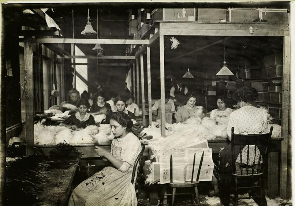 Se las conocía como 'plumistas' y en el censo de 1900 fueron contabilizadas 93.000 de ellas solo en Nueva York. Cobraban menos de siete dólares a la semana y el polvo que las plumas desprendían les causaba graves problemas de salud.