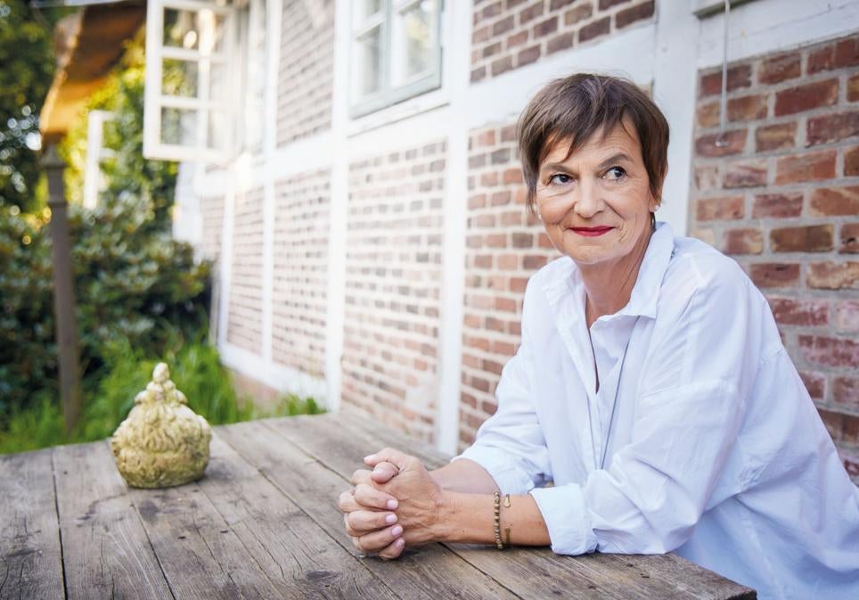 Wuttke vive con su hija veinteañera, a la que mantiene fuera de foco. Gran parte del año lo pasan en Wendland, la comarca rural donde se desarrollan sus novelas.