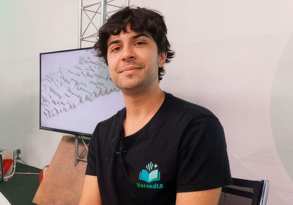 Ignasi Tormo tenía 18 años cuando su abuelo perdió la memoria. Ha creado una 'app' que convierte los recuerdos de los mayores en biografías en forma de libros.