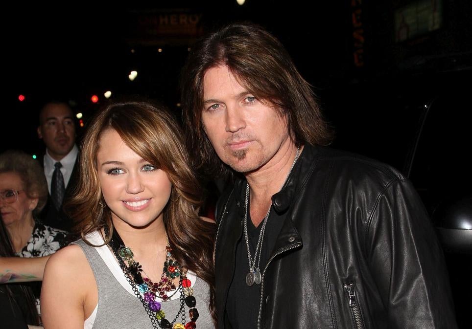 La artista junto a su padre, el cantante country Billy Ray Cyrus en 2008, cuando hacían de padre e hija en la serie de Disney 'Hannah Montana' que la lanzó a la fama y la convirtió en un icono milenial.