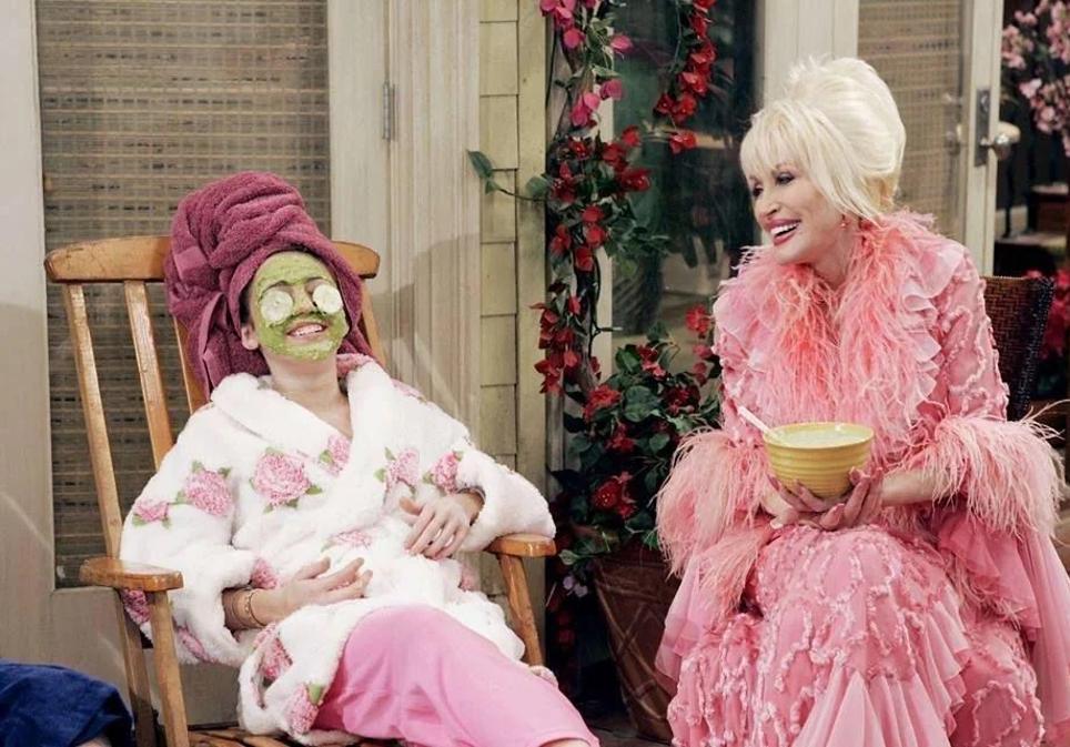 Dolly Parton apareció por primera vez en 'Hannah Montana' cuando la serie llevaba 16 episodios y adoptó en la ficción el mismo papel que en la vida real de Miley Cyrus: su tía y madrina.