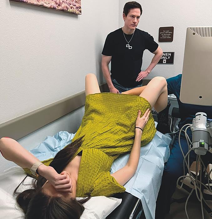 Kate tiene sospecha de endometriosis, afección que afecta a una de cada diez mujeres. Johnson subió esta foto en plena ecografía a las redes y, ante las críticas y bromas, Tolo tuiteó: «Me encanta que Bryan se involucre en el cuidado de mi salud».