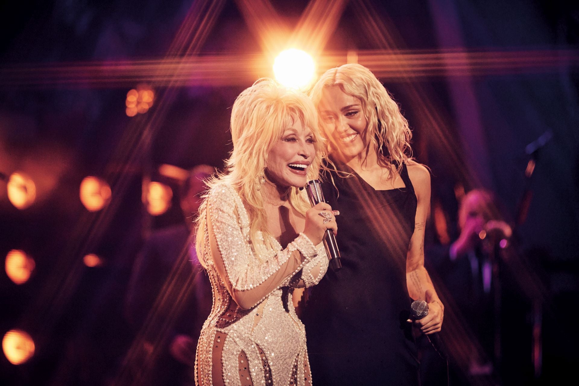 Dolly Parton con su ahijada cantando a dúo 'Jolene' en el Especial Año Nuevo de la NBC en 2023.