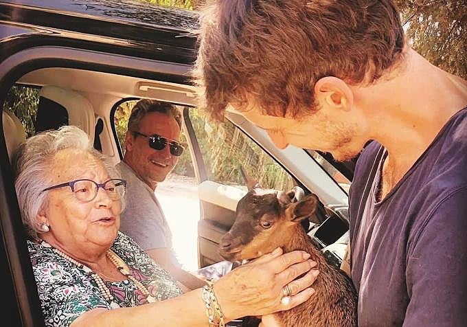 Coronado con su madre y con su hijo en una foto compartida por él.