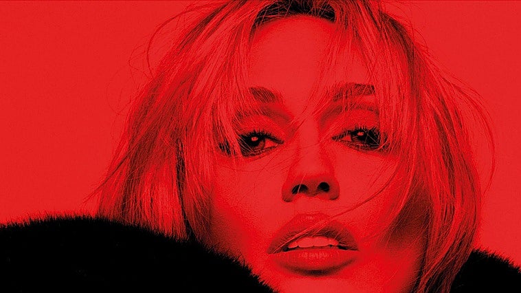 Miley Cyrus cambia de nombre, lanza disco y llora a su madrina Dolly Parton