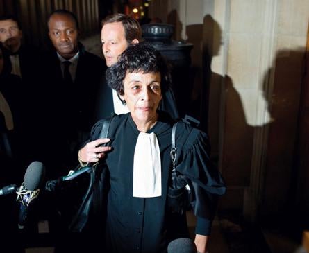 Imagen secundaria 1 - En 2001, El Chacal demandó a un juez por hablar sobre él con un periodista. La abogada Isabelle Coutant-Peyre, que asumió su defensa en 1997 y, en 2001 se casó con él en prisión bajo el rito musulmán; en la imagen, en 2011. En 2013 compareció en el juzgado por lanzar insultos antisemitas a un agente penitenciario.